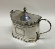 A good quality Victorian silver mustard pot with b