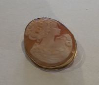 A small gold framed oval shell cameo. Approx. 9 gr