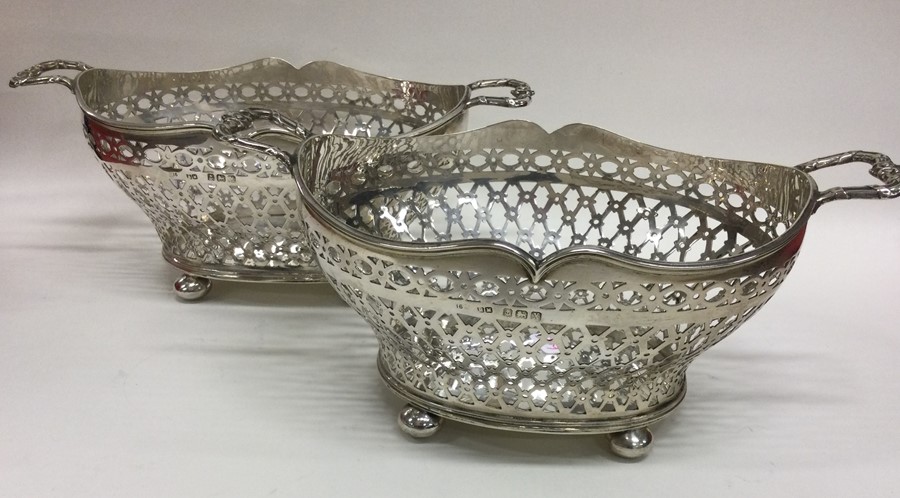A fine pair of Edwardian silver dishes attractivel - Image 3 of 3