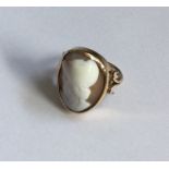A 9 carat shell shaped cameo ring. Approx. 5 grams