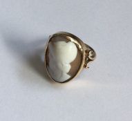 A 9 carat shell shaped cameo ring. Approx. 5 grams