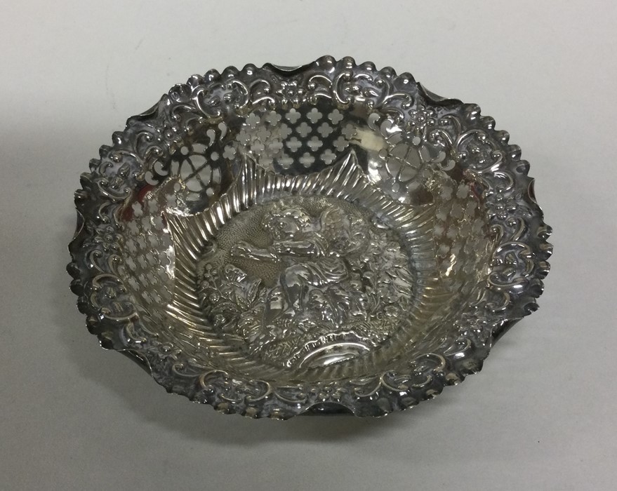 A circular Edwardian silver bonbon dish decorated