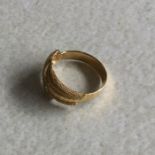 A continental 9ct gold ring. 2.5 grams. Est. £20 -