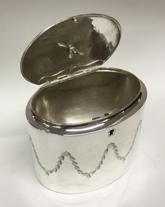 A good George III silver tea caddy with scroll dec - Image 2 of 3