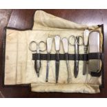 A silver mounted manicure set. Est. £20 - £30.