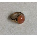 An 18ct agate mounted ring. 6 grams. Est. £30 - £5