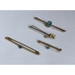A group of four gold brooches. Approx. 8 grams. Es