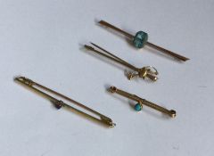 A group of four gold brooches. Approx. 8 grams. Es