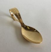 An Edwardian silver gilt caddy spoon. London. By R