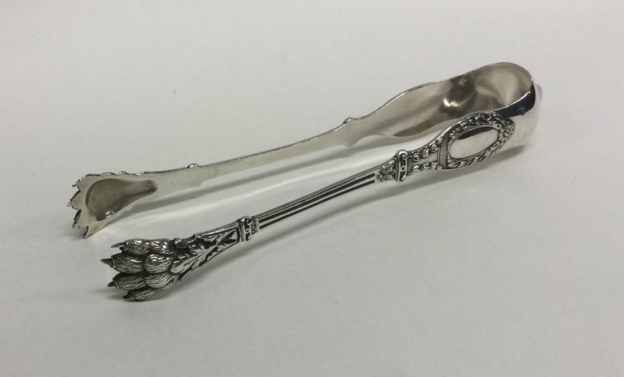 A good heavy pair of Antique silver ice tongs with - Image 2 of 2