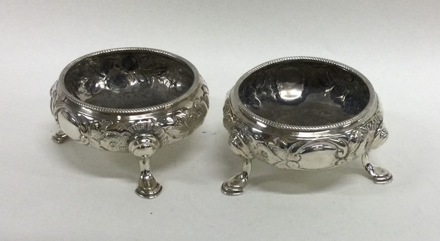 A good pair of Georgian silver salts chased with f - Image 3 of 5