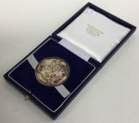 An Edwardian cased silver medallion. Approx. 37 gr