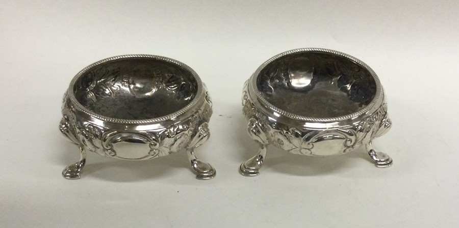 A good pair of Georgian silver salts chased with f - Image 4 of 5