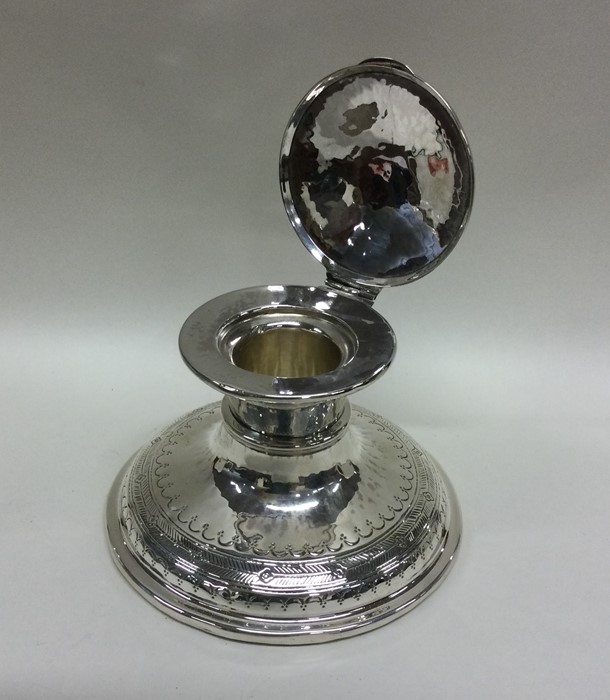 A stylish circular silver inkwell of Arts & Crafts - Image 3 of 3