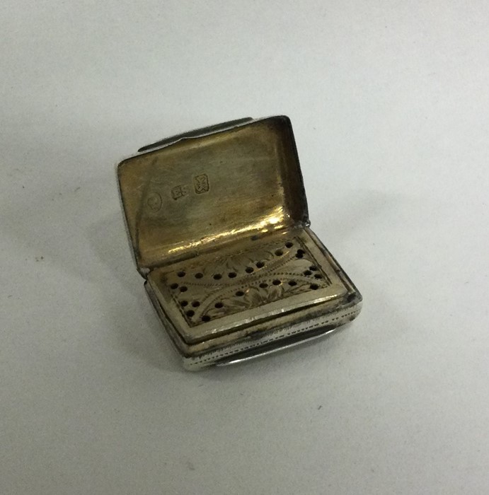 A small Georgian silver vinaigrette with fitted in - Image 2 of 2