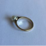 A 9 carat pearl single stone ring. Approx. 2 grams