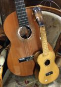 A large Spanish guitar together with a ukulele. Es