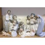 A good eight piece Lladro nativity set. Est. £25 -