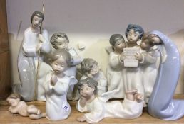 A good eight piece Lladro nativity set. Est. £25 -