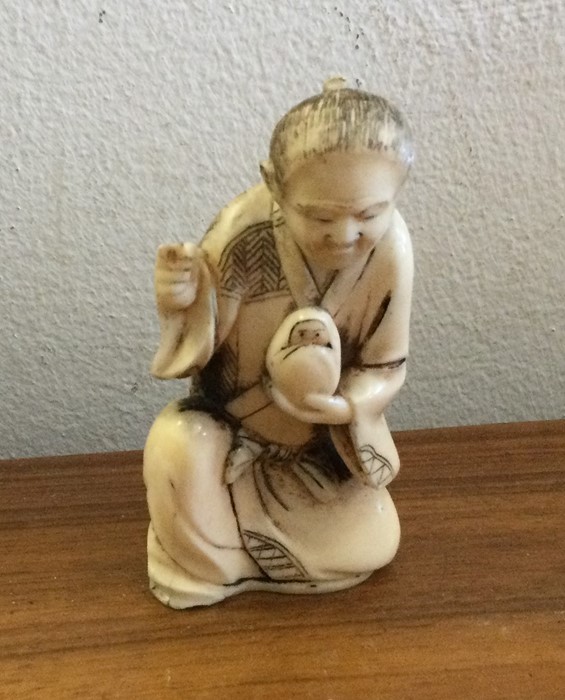 A small carved ivory figure of a man. Est. £30 - £