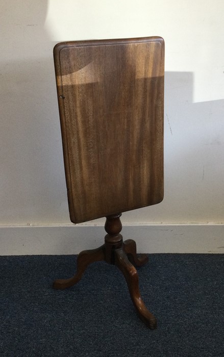 A Victorian mahogany single drawer side table of r