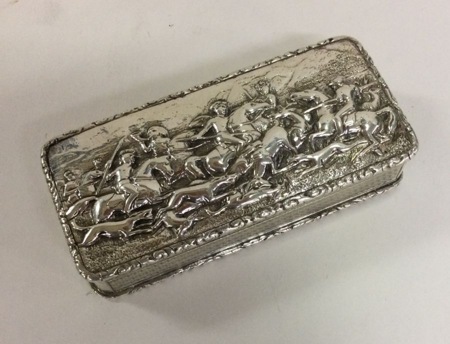 A fine cast silver heavy snuff box decorated with - Image 2 of 3