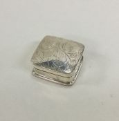 An engraved silver pill box. London. Approx. 10 gr
