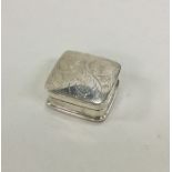 An engraved silver pill box. London. Approx. 10 gr