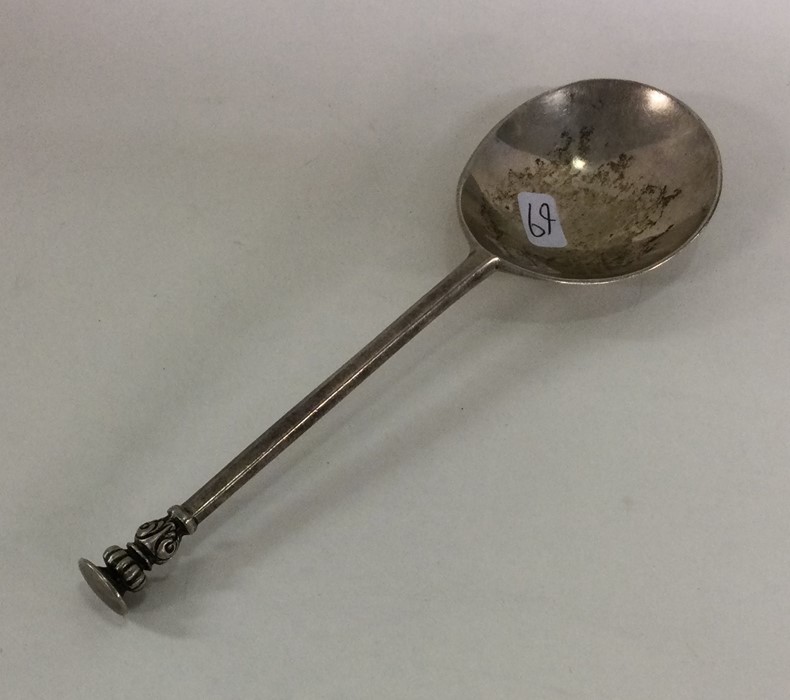 A heavy Georgian style silver Apostle top spoon. L