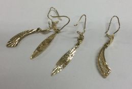 Two pairs of small 9 carat earrings. Approx. 4 gra