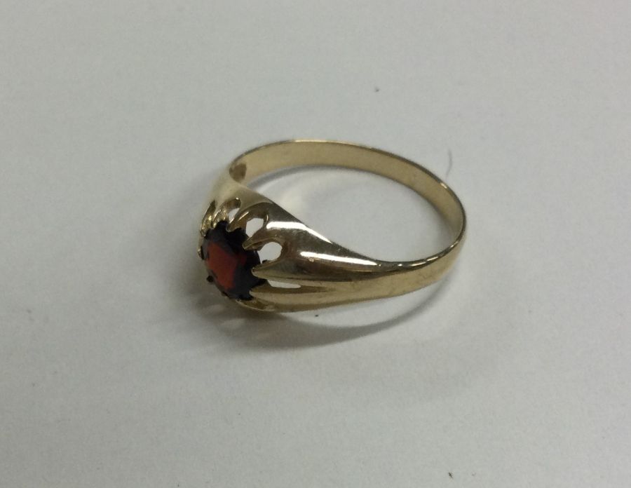 A 9 carat garnet single stone ring. Approx. 3 gram