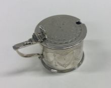 An attractive Victorian silver mustard pot with en