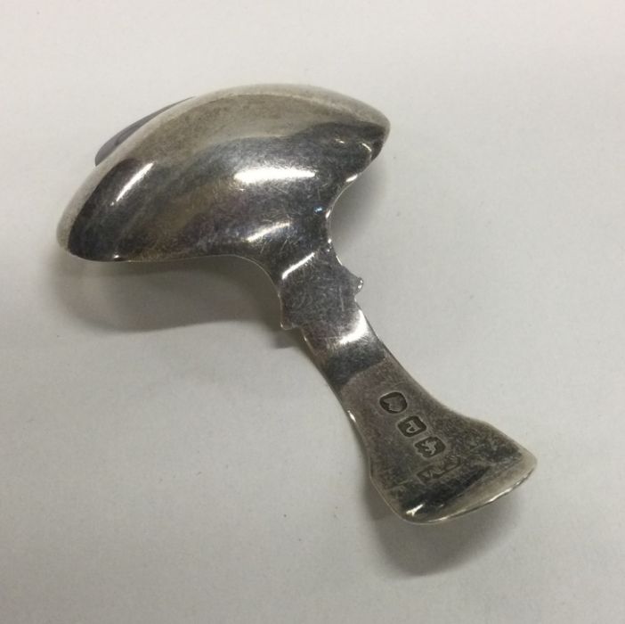 A George III fiddle pattern silver caddy spoon. Lo - Image 2 of 2