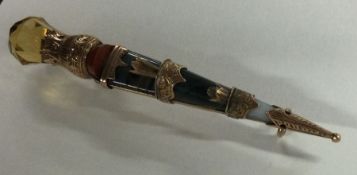 A good gold and agate mounted Dirk brooch. Approx.