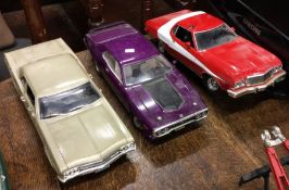 ERTL: Three diecast American toy cars of varying d