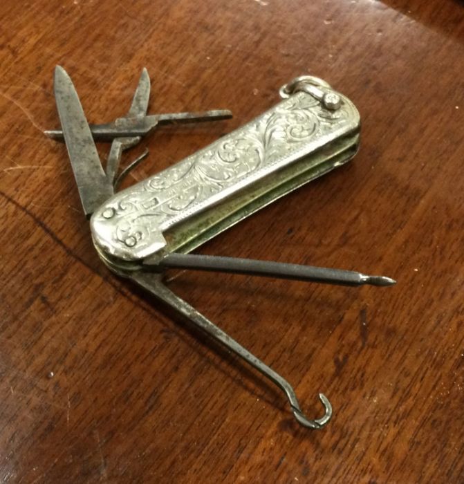 An attractive Edwardian silver fruit knife / butto