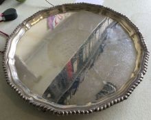 A circular silver salver. London. Approx. 872 gram