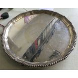 A circular silver salver. London. Approx. 872 gram