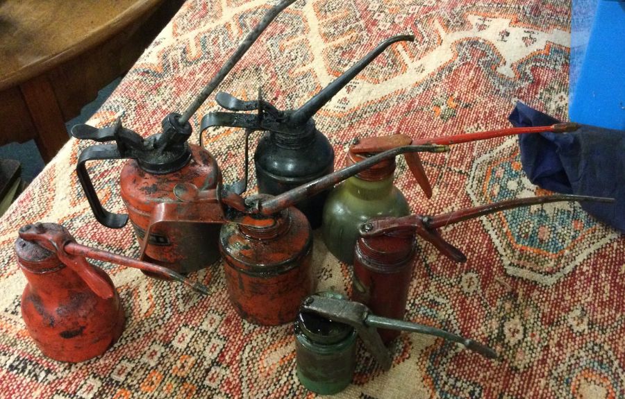 A selection of 7 Lever-Type Oil Cans. Est. £5 - £10.