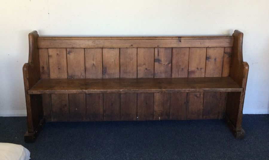 An old pitch pine settle. Est. £50 - £80. - Image 4 of 6