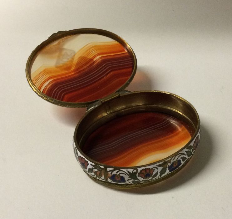 A banded agate and enamel decorated oval pill box. - Bild 2 aus 2