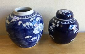 A blue and white Chinese baluster shaped vase toge