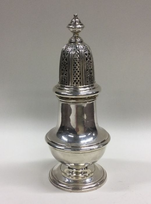 A heavy silver sugar caster with pierced decoratio - Image 3 of 4