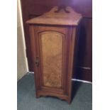 An Edwardian walnut pot cupboard. Est. £10 - £20.