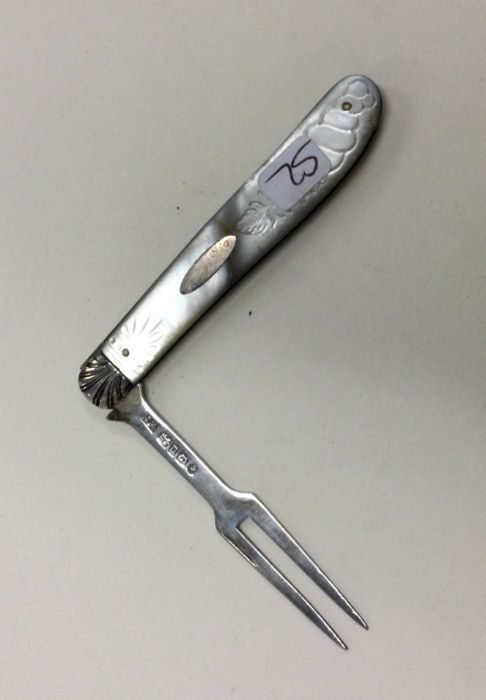 An Edwardian silver and MOP fruit knife with etche - Bild 2 aus 2