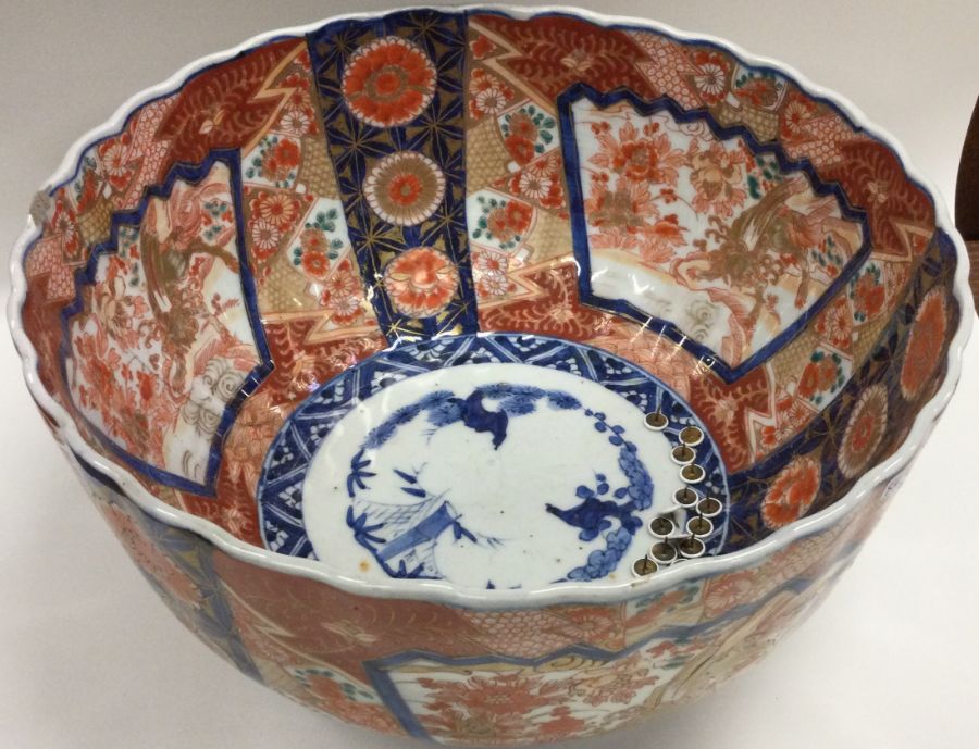 A large Chinese Imari bowl. Est. £30 - £50. - Image 2 of 2