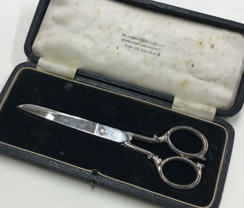 A cased pair of silver handled scissors. Sheffield - Image 2 of 2