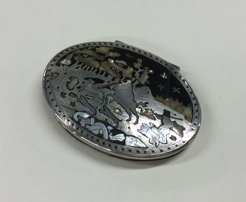 A good Georgian silver oval snuff box with MOP dec - Image 2 of 4