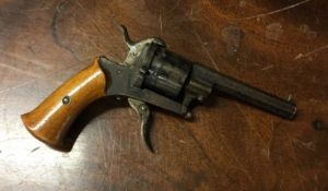 An Antique revolver. Est. £40 - £60.