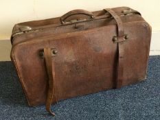 A large leather Gladstone bag. Est. £20 - £30.